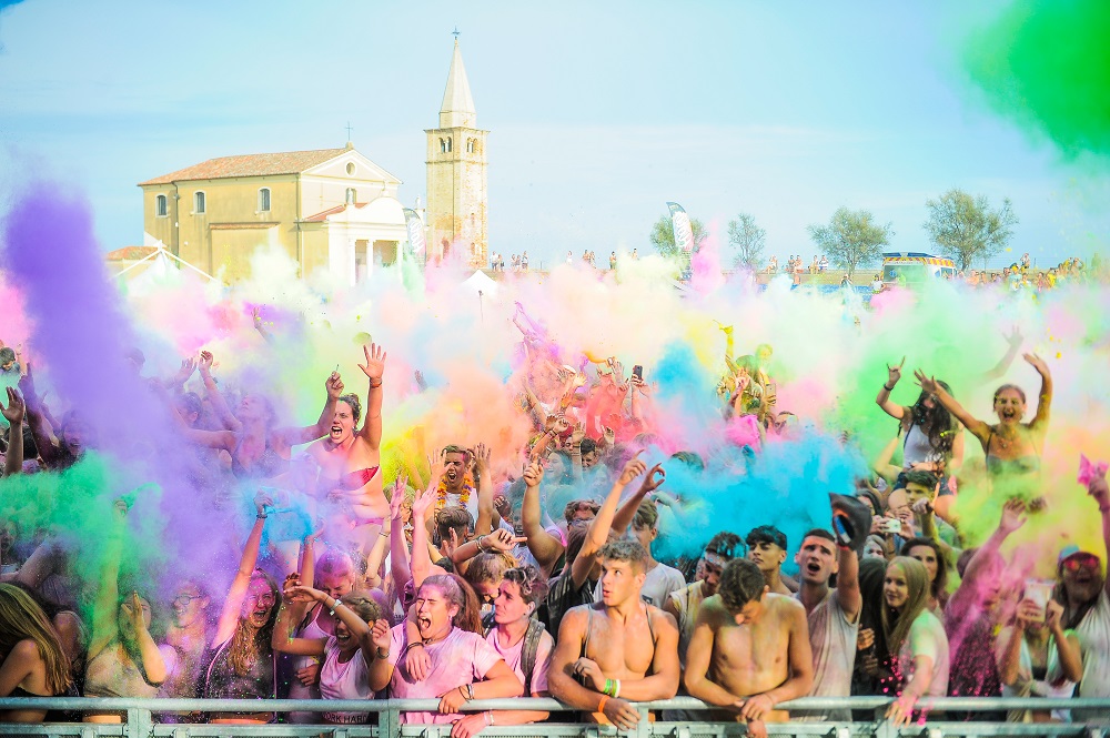 HOLI - Il festival dei colori sulle spiagge di Caorle e Jesolo. Il tour verso il milione di presenze